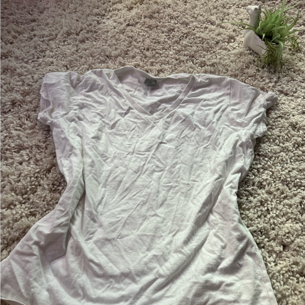 Gildan women’s flowy soft comfy White V neck t-shirt - Picture 4 of 4